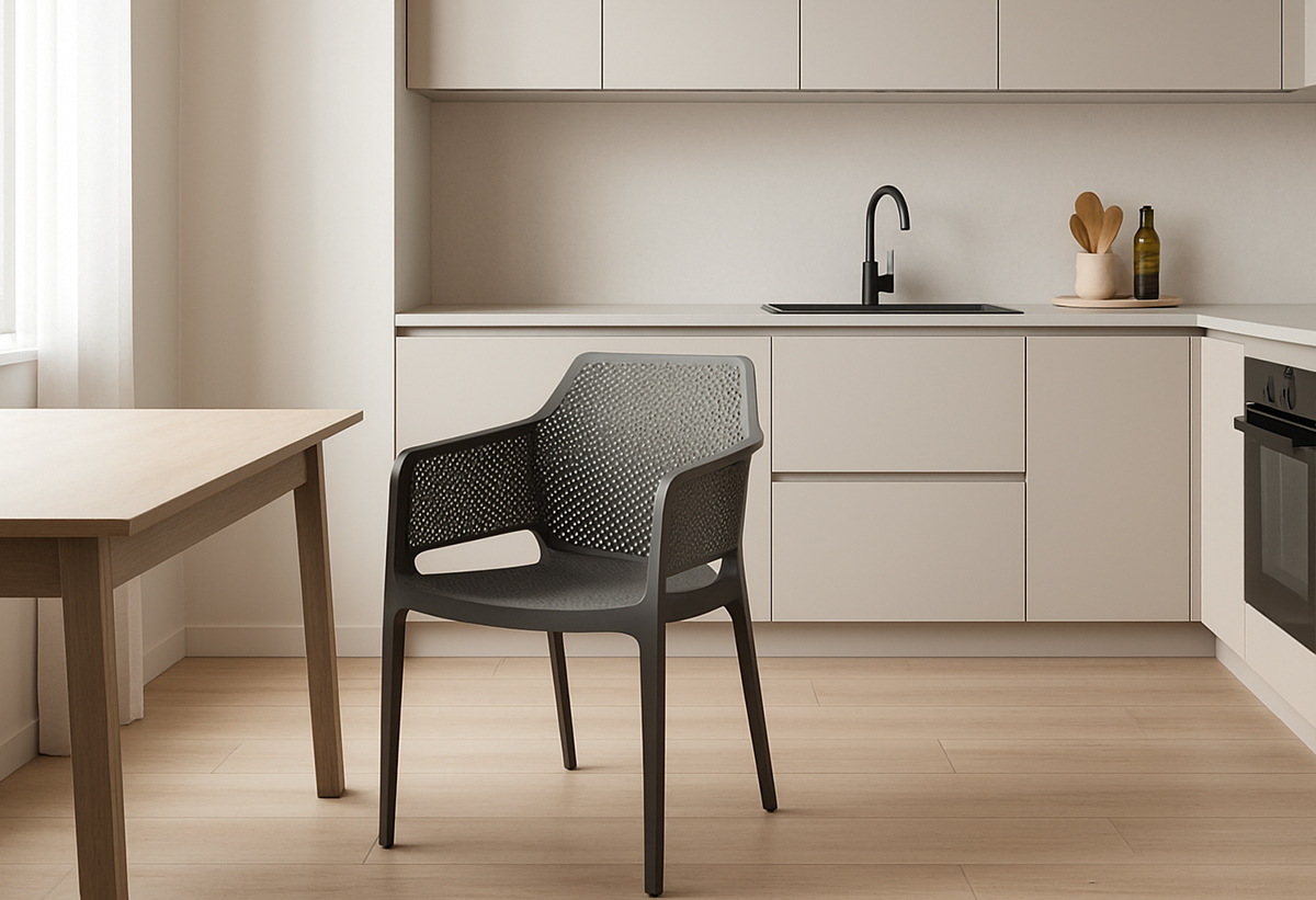 Απεικονίζεται μια καρέκλα Hawai διπλα από ένα τραπέζι κουζίνας.